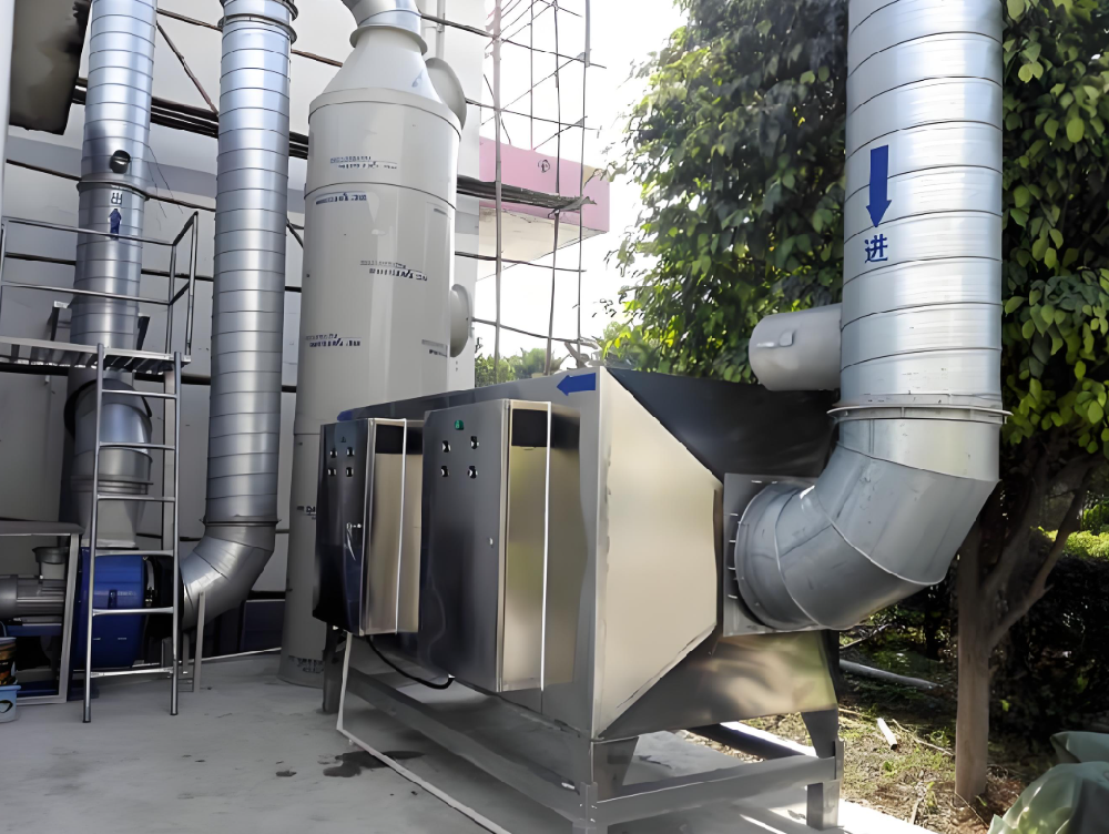 制藥廠車間安裝的低溫等離子廢氣處理設(shè)備現(xiàn)場圖