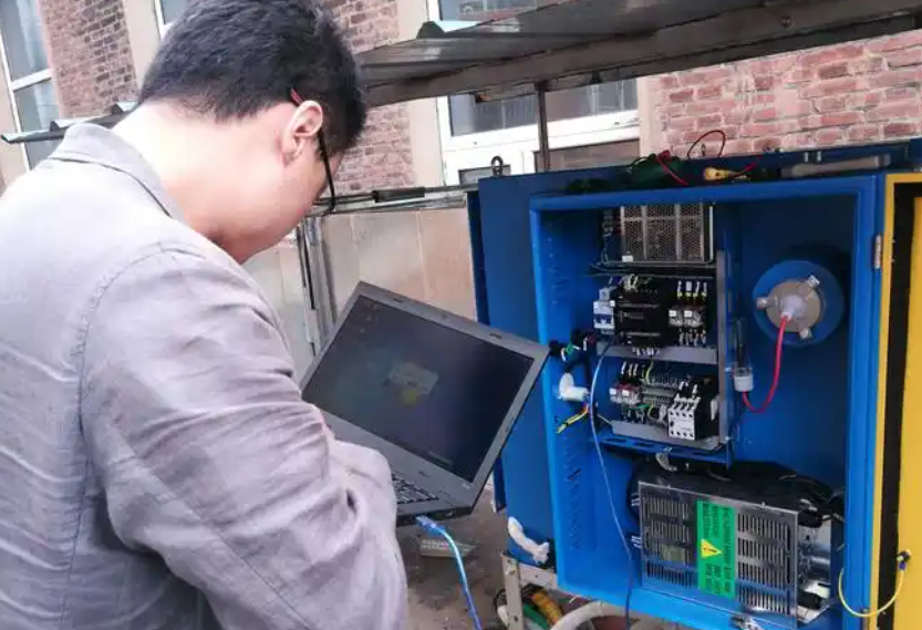 鄭州樸華科技技術(shù)人員調(diào)試在線監(jiān)測(cè)設(shè)備