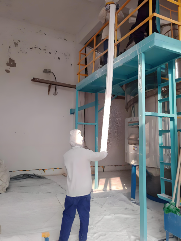 工廠技術(shù)人員更換除塵器濾袋現(xiàn)場(chǎng)圖